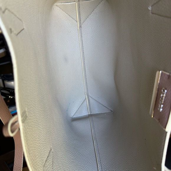 Guess pale pink Tote
Fabulous condition...approx 18" x 10" bottom base 12"by 5" - Picture 8 of 9